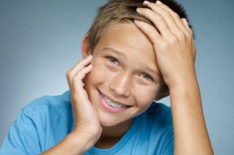 niño con brackets azules