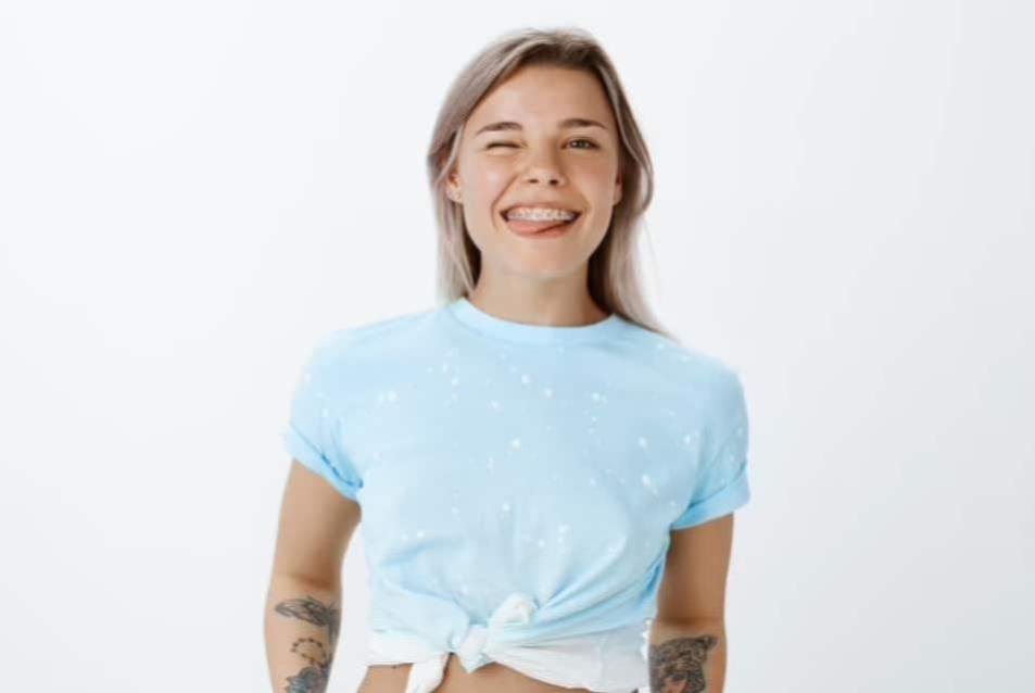 cliente adolescente feliz con ortondoncia